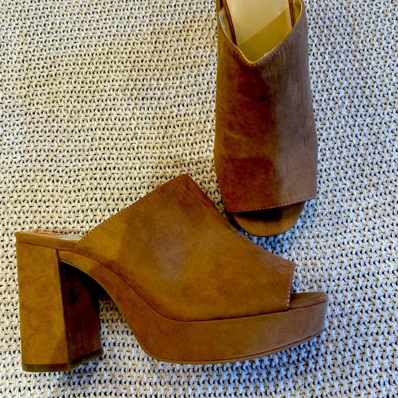 le chateau Shoes - Beautiful tan Clogs 💕